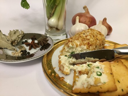 /products/cheese-log-roasted-garlic-n-herbs-125g/